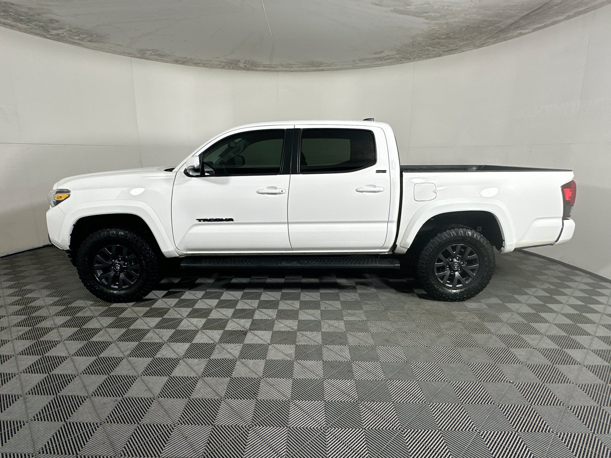 Used 2023 Toyota Tacoma SR5 w/ Technology Package AWD/4WD image 6