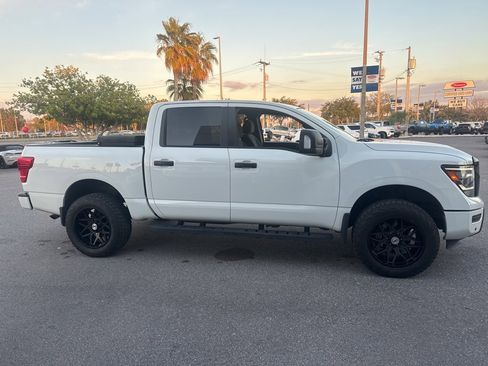 Used 2023 Nissan Titan SV w/ SV Convenience Package image 4