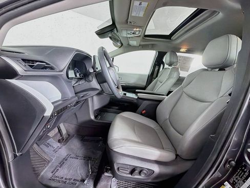 Used 2025 Toyota Sienna XLE FWD image 12