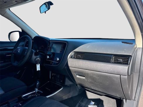 Used 2020 Mitsubishi Outlander ES image 30