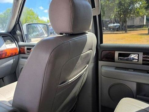 Used 2006 Lincoln Navigator 2WD image 3