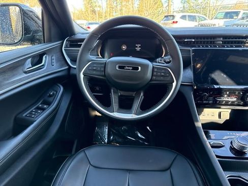 New 2025 Jeep Grand Cherokee Limited w/ Black Appearance Package image 17