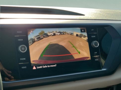 Used 2022 Volkswagen Taos SE w/ Panoramic Sunroof Package image 14