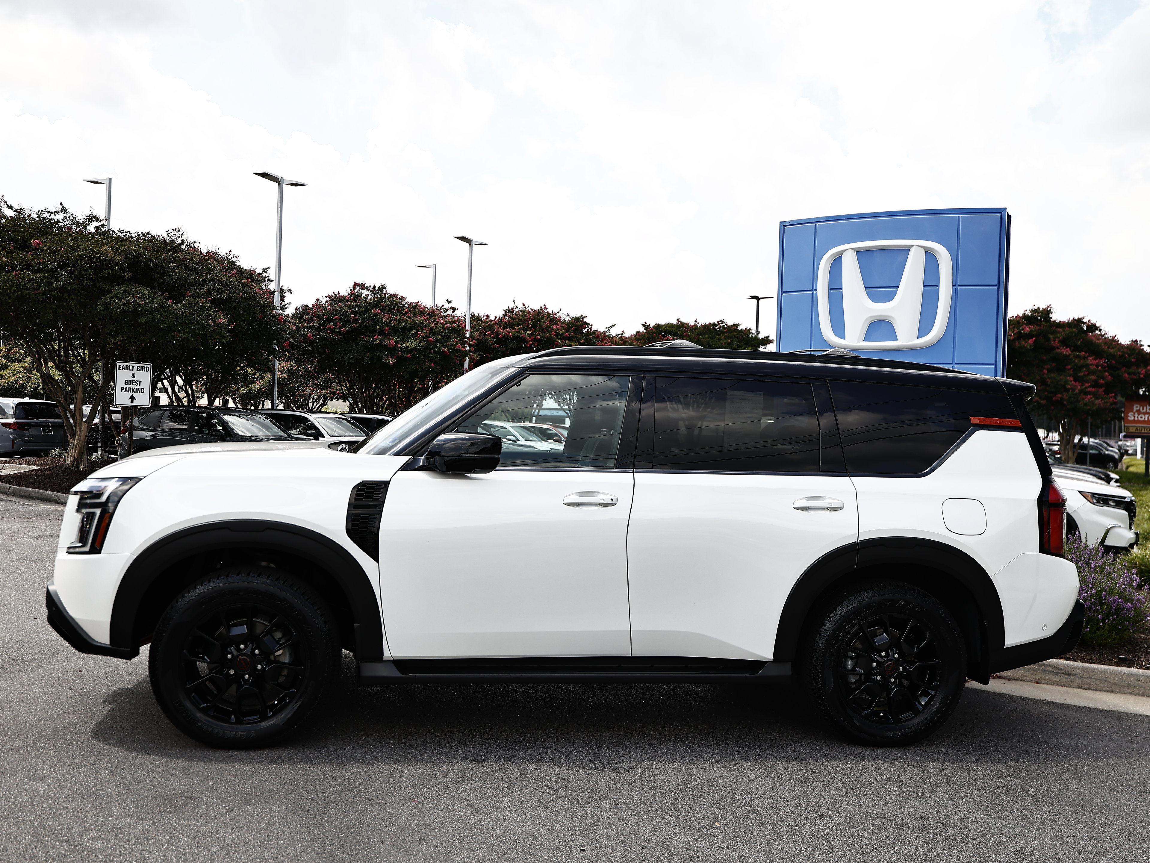 Used 2025 Nissan Armada PRO-4X AWD/4WD image 4