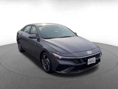 Used 2025 Hyundai Elantra SEL image 3