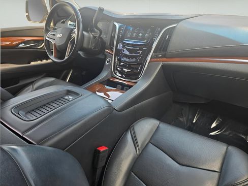 Used 2019 Cadillac Escalade Luxury AWD/4WD image 25