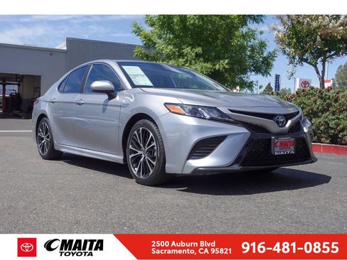 Used 2020 Toyota Camry SE FWD image 1