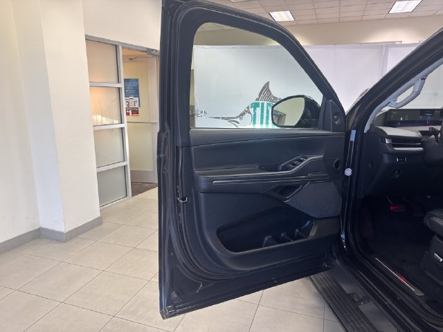 Used 2025 Lincoln Navigator Reserve AWD/4WD image 11