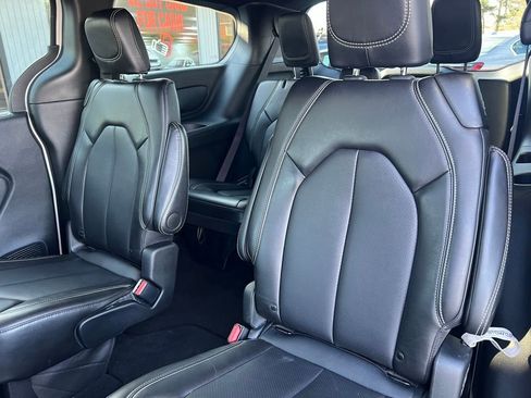 Used 2025 Chrysler Pacifica Select image 15