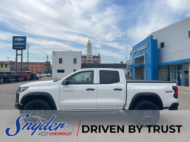Used 2024 Chevrolet Colorado Trail Boss w/ Technology Package AWD/4WD image 1