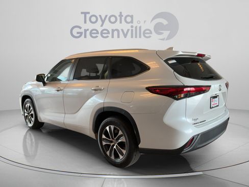 Used 2023 Toyota Highlander XLE FWD image 4
