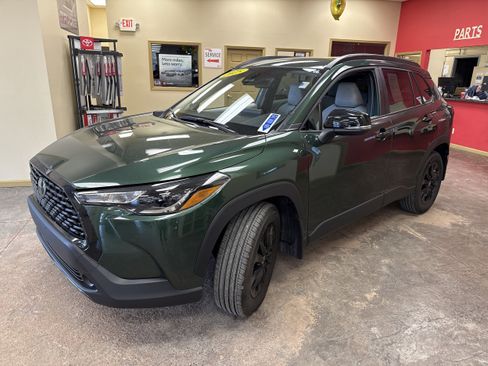 Used 2025 Toyota Corolla Cross LE w/ Moonroof Package image 3