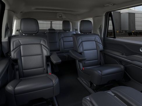 New 2026 Lincoln Navigator Premiere AWD/4WD image 11