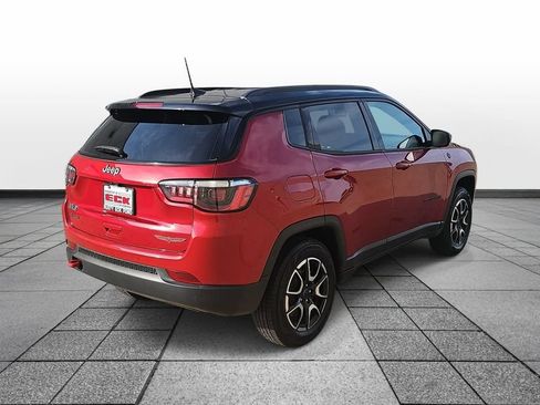 Used 2025 Jeep Compass Trailhawk AWD/4WD image 5
