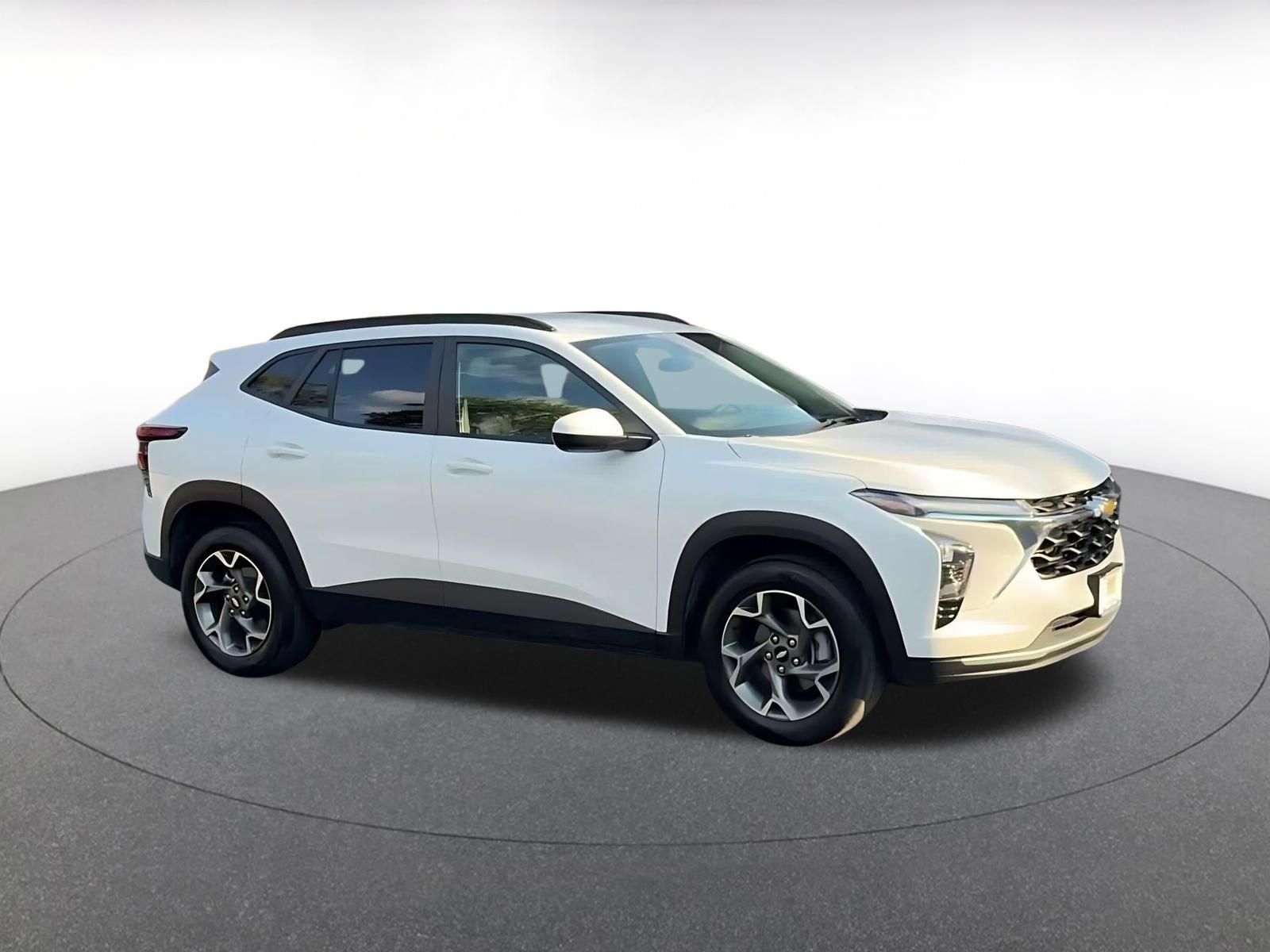 Used 2025 Chevrolet Trax LT FWD image 2