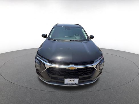 Used 2025 Chevrolet Trax LT FWD image 4