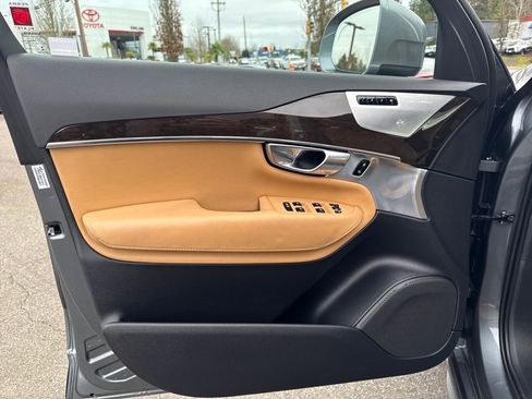 Used 2017 Volvo XC90 T6 Momentum w/ Vision Package image 17