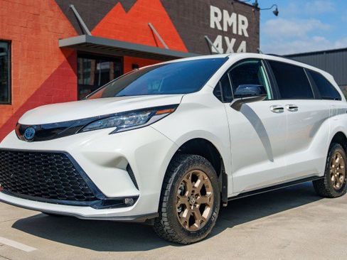 Used 2025 Toyota Sienna XSE w/ XSE Plus Package image 1