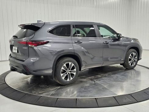 Used 2024 Toyota Highlander XLE AWD/4WD image 5