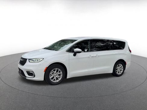 Used 2023 Chrysler Pacifica Touring-L image 8