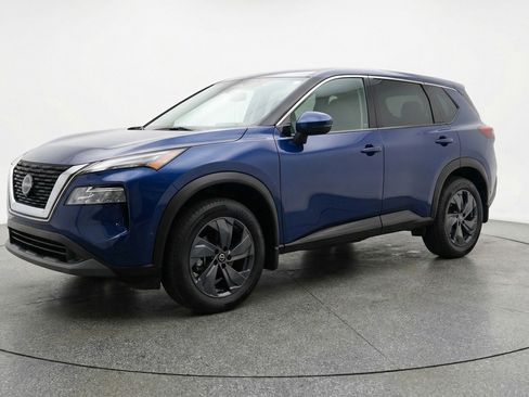Used 2025 Nissan Rogue SV image 3