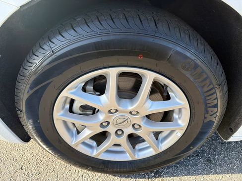 Used 2024 Chrysler Pacifica Touring-L FWD image 11