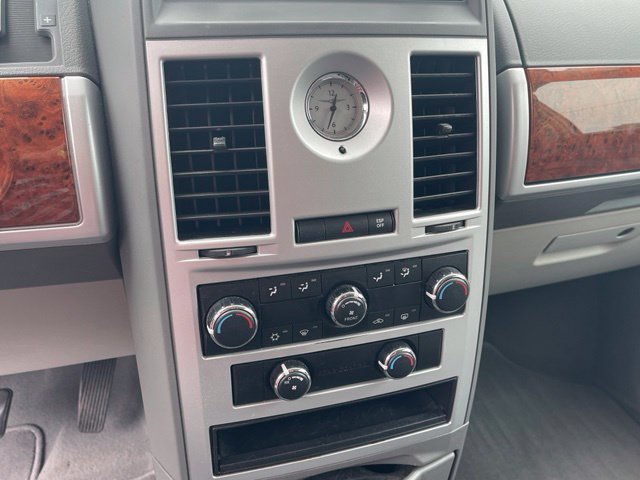 Used 2009 Chrysler Town & Country Touring FWD image 21