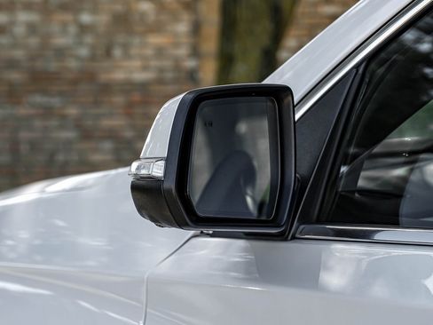 Used 2023 Chevrolet Traverse Premier image 52