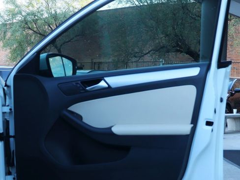 Used 2017 Volkswagen Jetta SE image 33