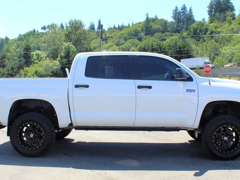 Used 2015 Toyota Tundra SR5 w/ SR5 Upgrade Package AWD/4WD image 8