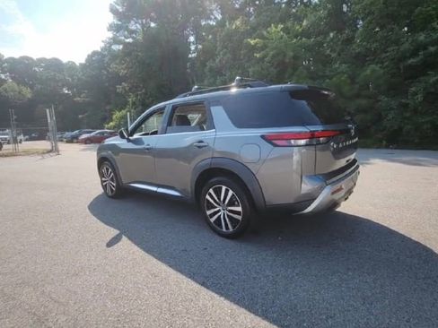 Used 2023 Nissan Pathfinder Platinum image 3