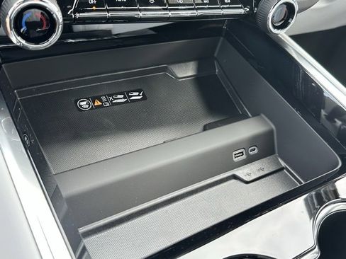 New 2025 Chevrolet Suburban Premier image 21