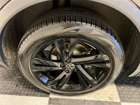 Certified 2024 Volkswagen Tiguan SE R-Line image 15