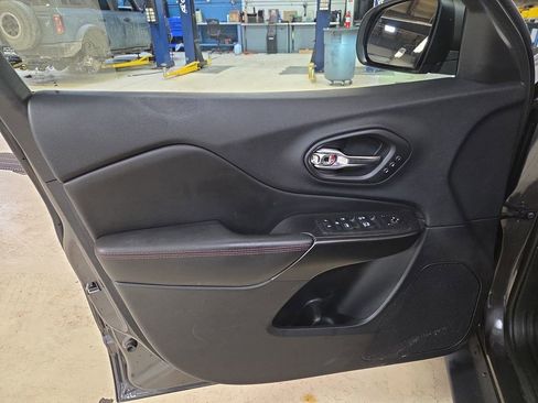 Used 2019 Jeep Cherokee Trailhawk image 10