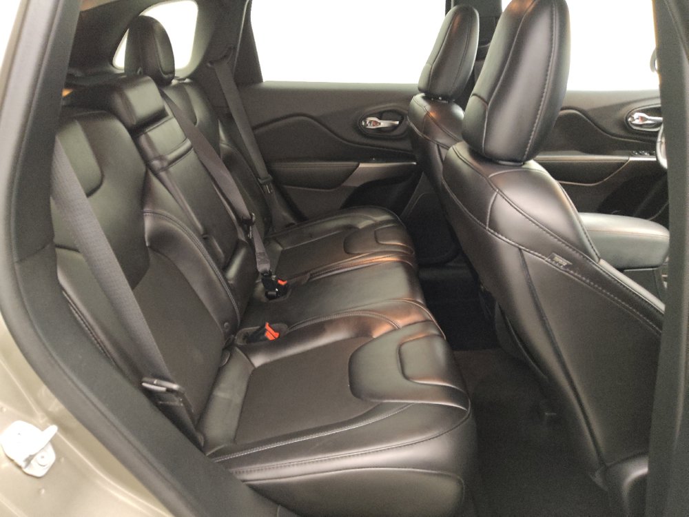 Used 2019 Jeep Cherokee Latitude Plus w/ Cold Weather Group FWD image 19