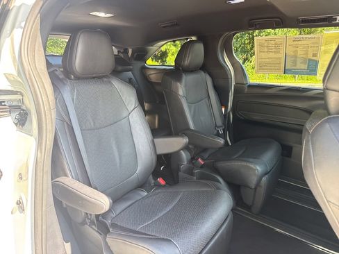 Used 2025 Toyota Sienna Limited FWD image 34