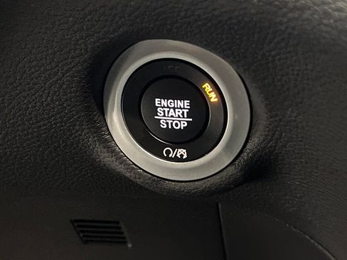 Used 2025 Chrysler Pacifica Limited image 55