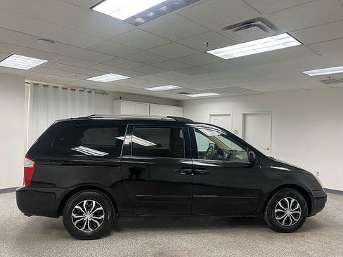Used 2010 Kia Sedona LX image 4