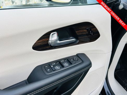 Used 2024 Chrysler Pacifica Limited image 16