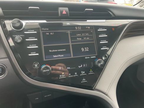 Used 2020 Toyota Camry XLE image 16