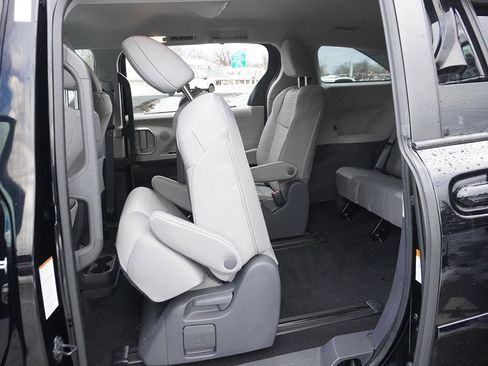 Used 2021 Toyota Sienna LE image 39