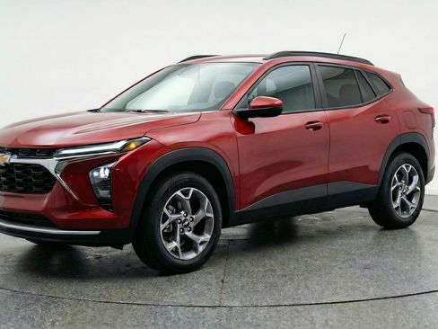 Used 2025 Chevrolet Trax LT image 3