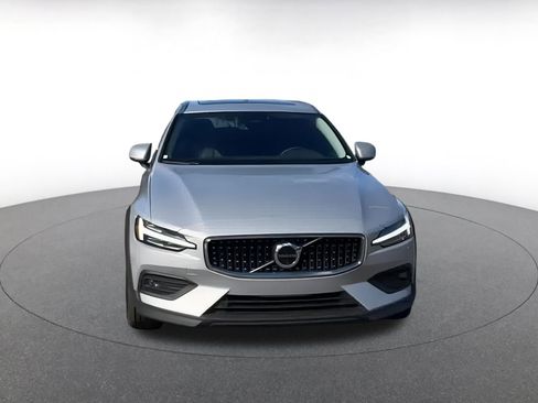 Used 2025 Volvo V60 B5 Cross Country Plus image 4