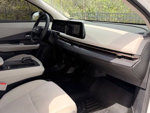 Used 2023 Nissan Ariya AWD image 38
