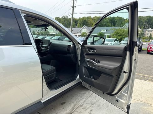 Used 2025 Nissan Pathfinder SL AWD/4WD image 32