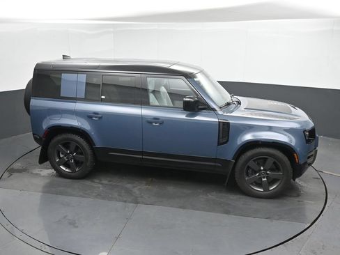 Used 2025 Land Rover Defender 110 X-Dynamic SE AWD/4WD image 32