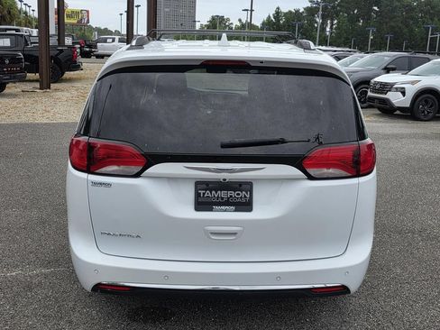 Used 2019 Chrysler Pacifica Touring-L FWD image 4