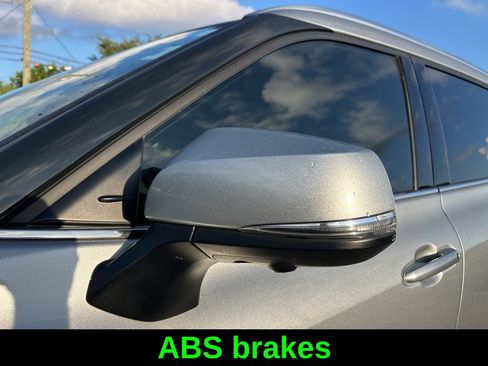 Used 2024 Toyota Highlander Platinum FWD image 22