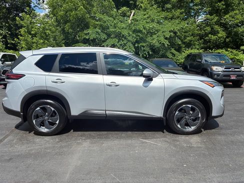 Used 2024 Nissan Rogue SV w/ SV Premium Package AWD/4WD image 5