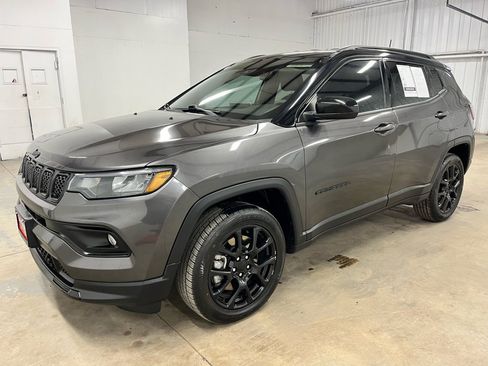 Used 2023 Jeep Compass Altitude image 3